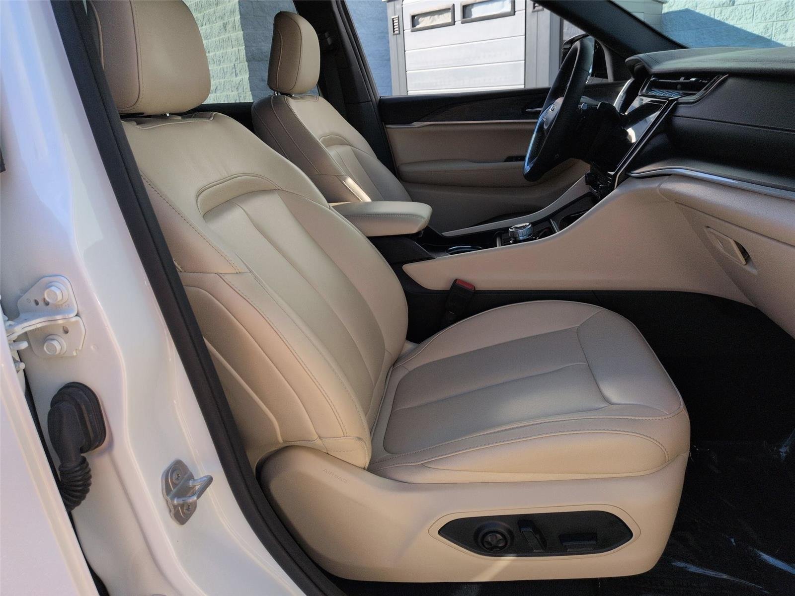 Used 2025 Bright White Clearcoat Jeep Limited image 37