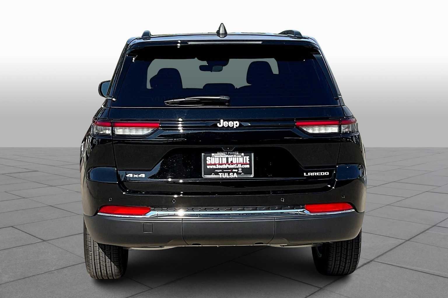 New 2025 Diamond Black Crystal Pearl-Coat Exterior Paint Jeep Laredo X image 4