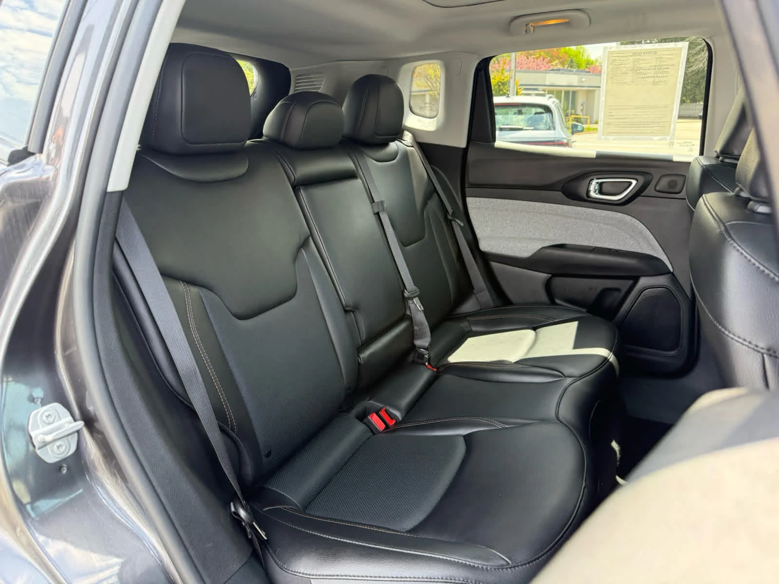 Used 2022 Granite Crystal Metallic Clearcoat Jeep Latitude Lux image 12