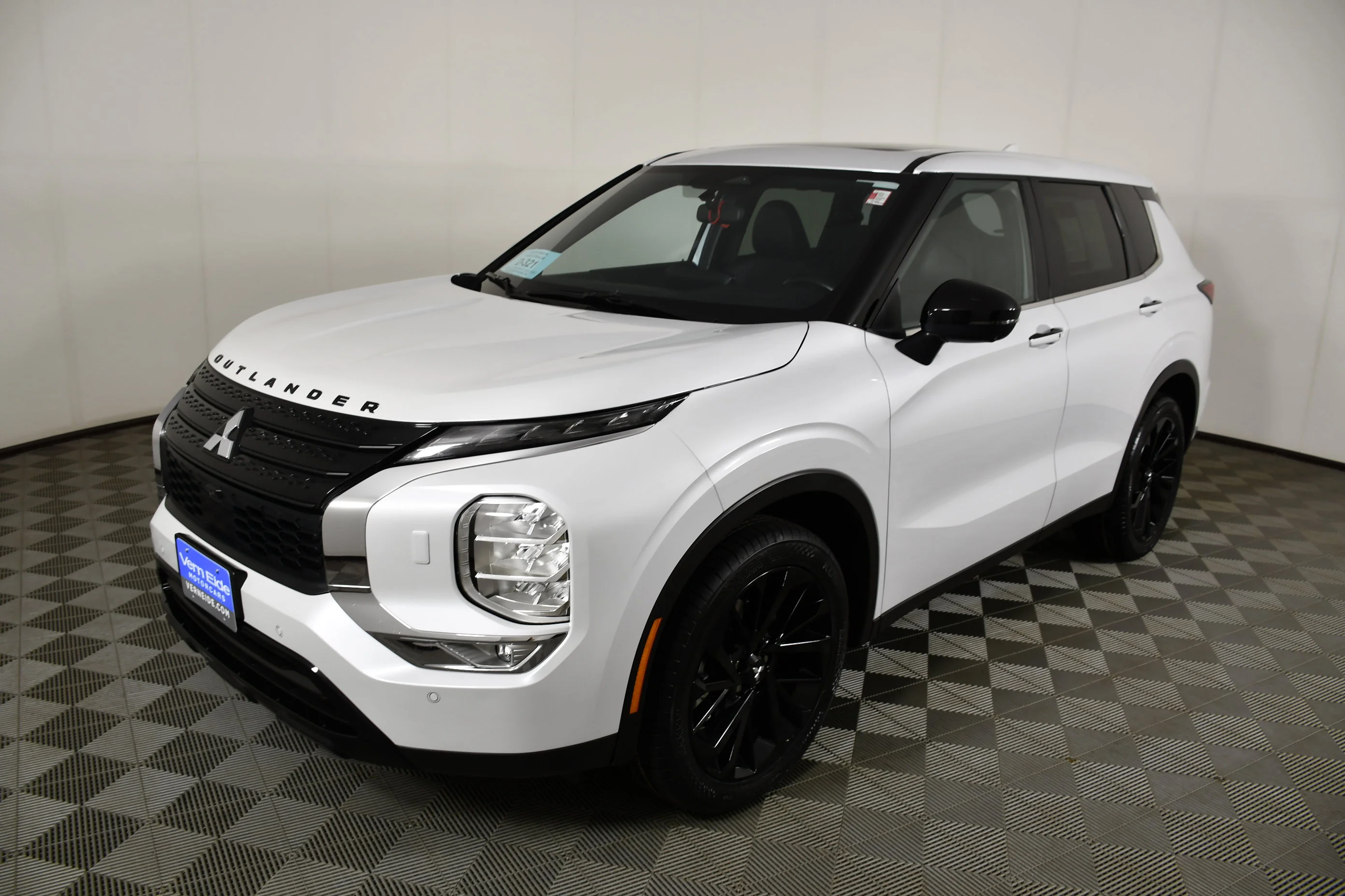 Certified Used 2024 White Diamond Mitsubishi SE Black Edition w/Pano Roof image 10