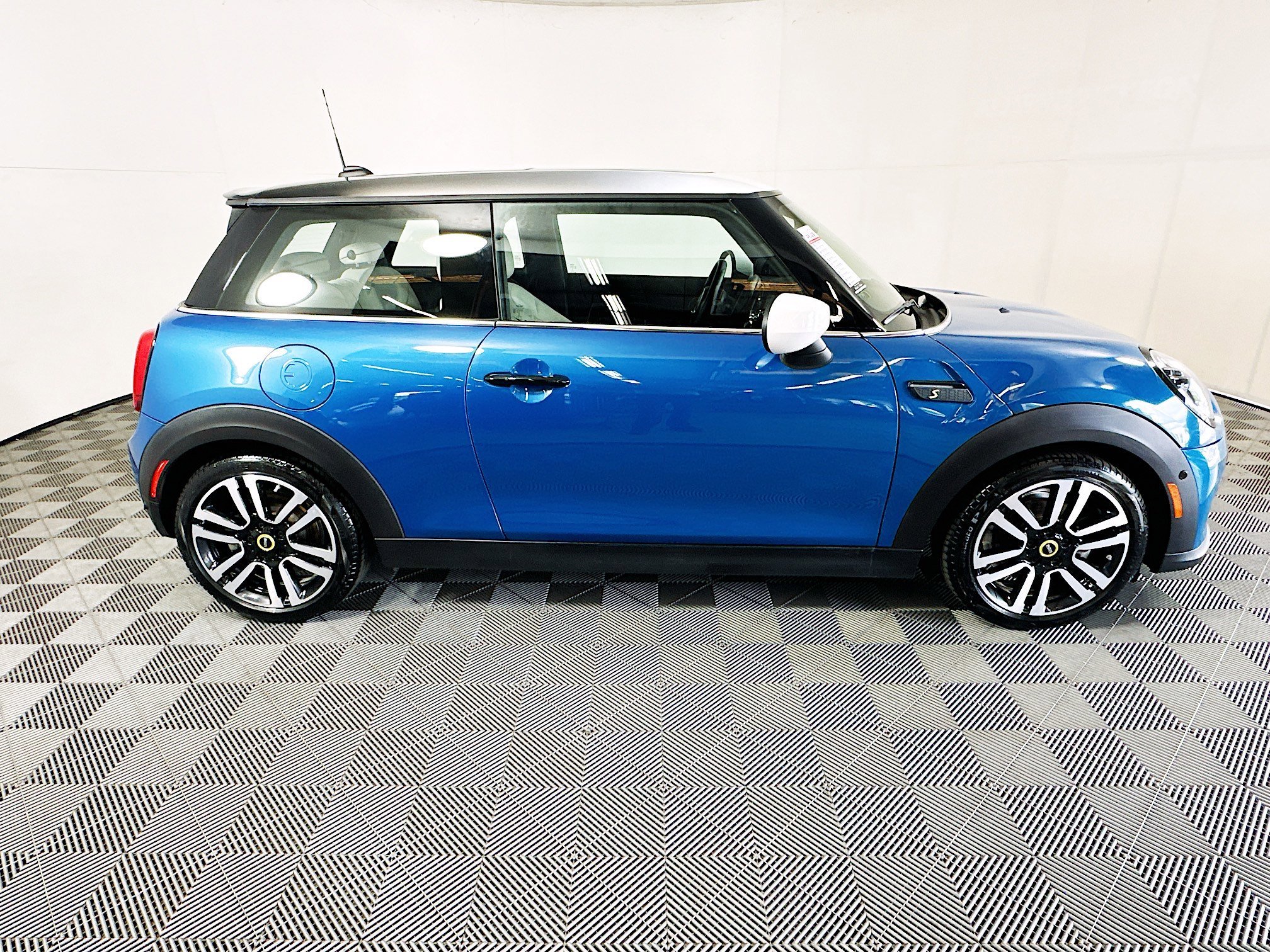 Used 2023 MINI Hardtop 2 Door SE with VIN WMW13DJ03P2T84580 for sale in Coconut Creek, FL