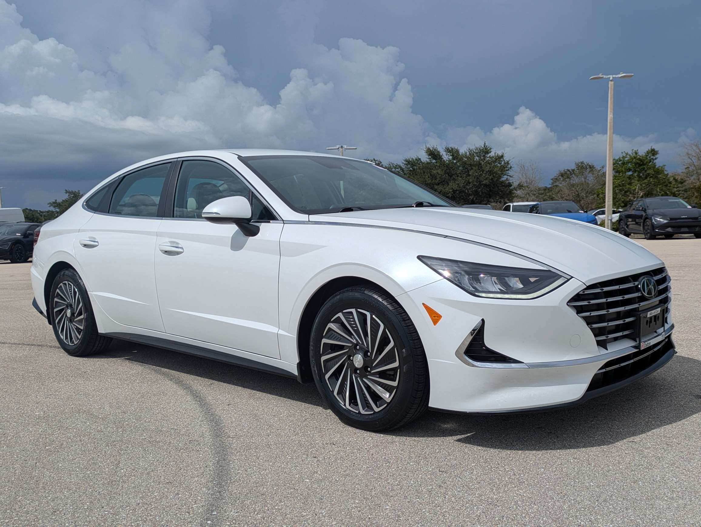 Used 2021 Hyper White Hyundai SEL image 2