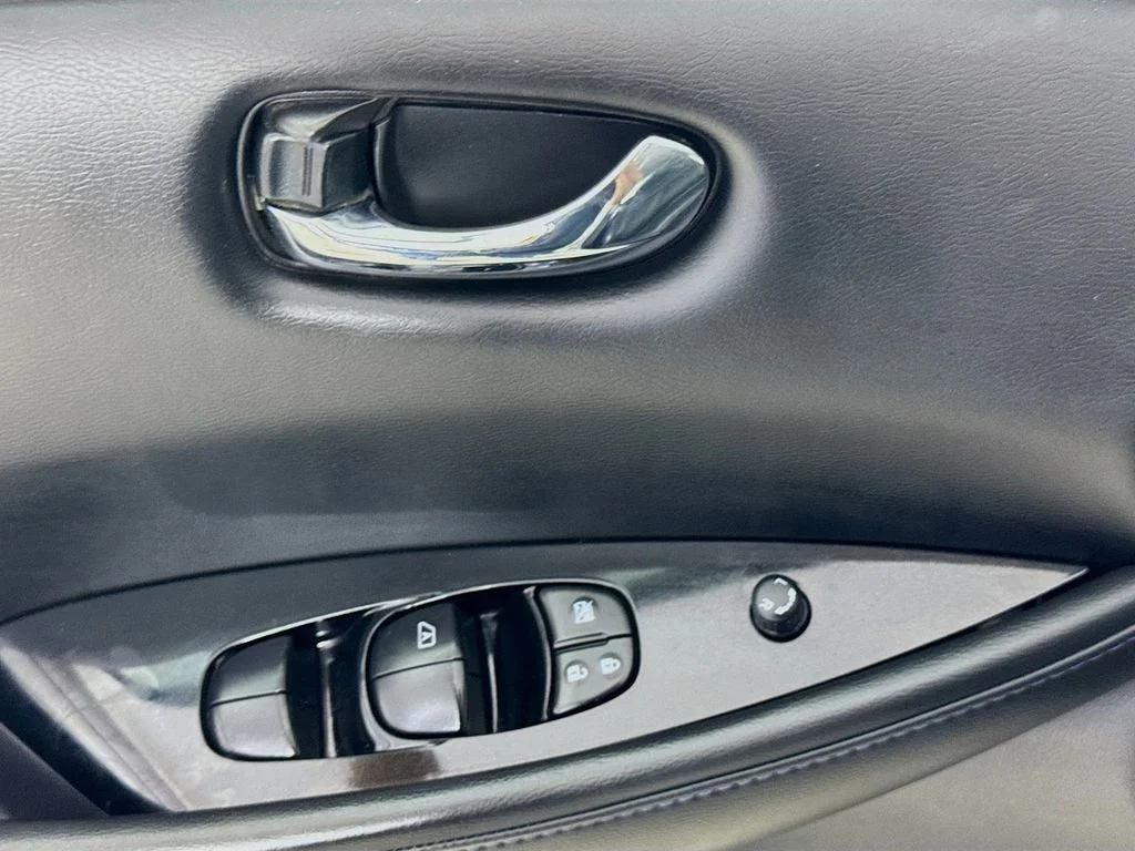 Used 2014 Brilliant Silver Nissan SL image 23