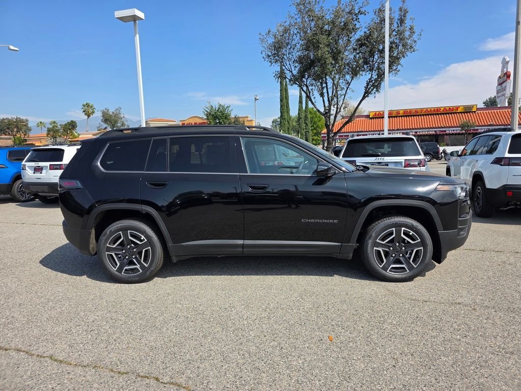 New 2026 Diamond Black Crystal Pearl-Coat Exterior Paint Jeep Laredo Hybrid image 3