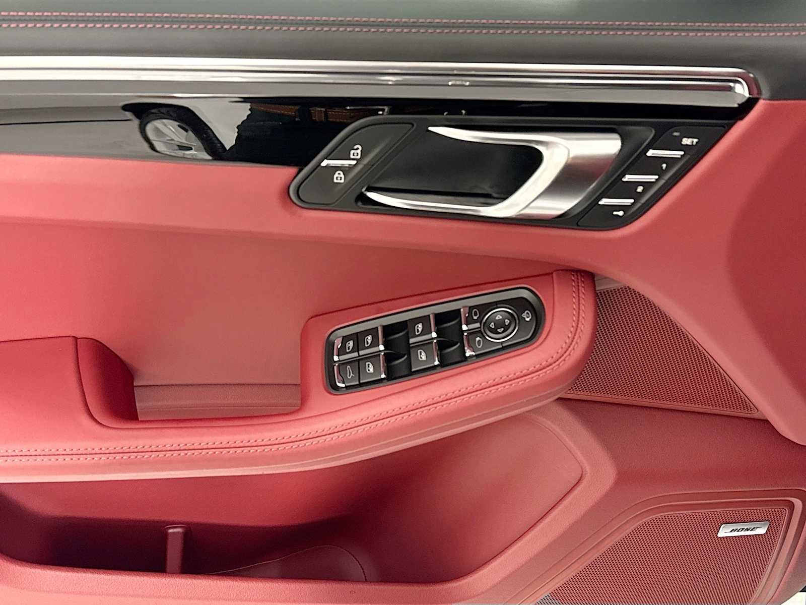 2026 Porsche Macan T - Photo 11
