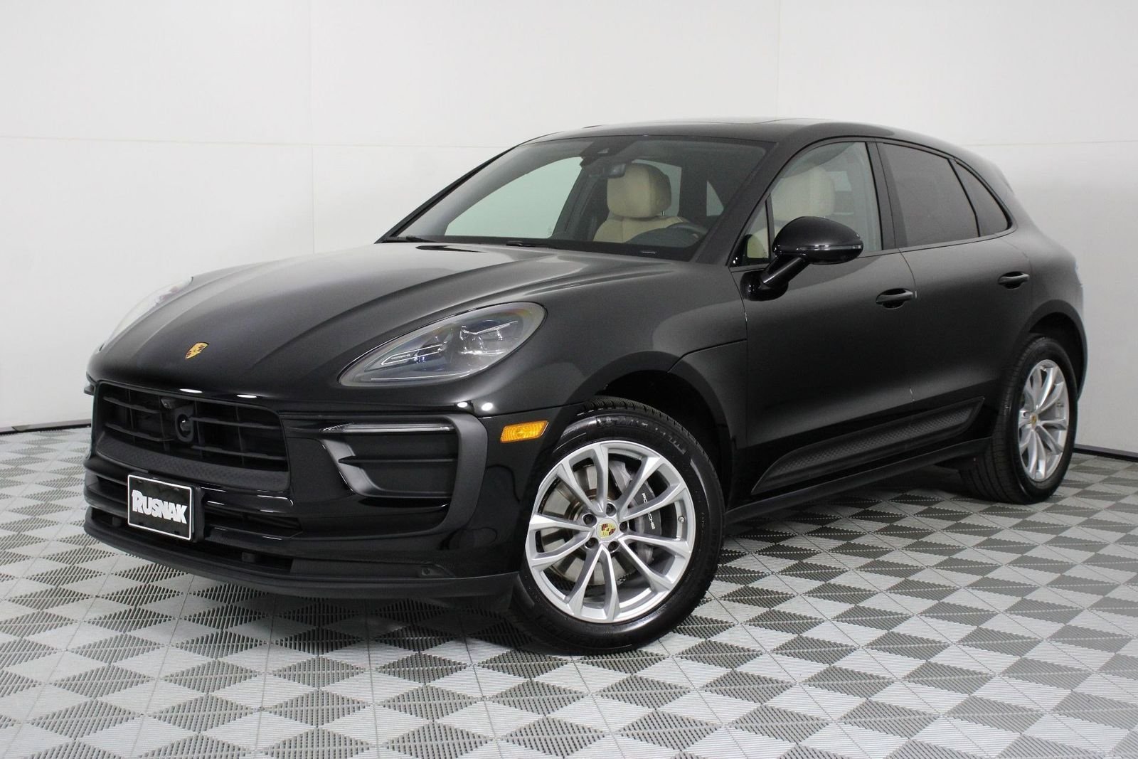 2025 Porsche Macan -'s photo