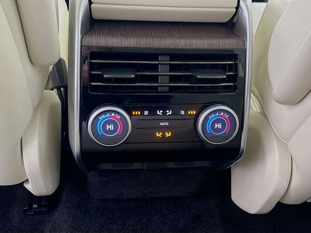Used 2023 Fuji White Land Rover SE image 27
