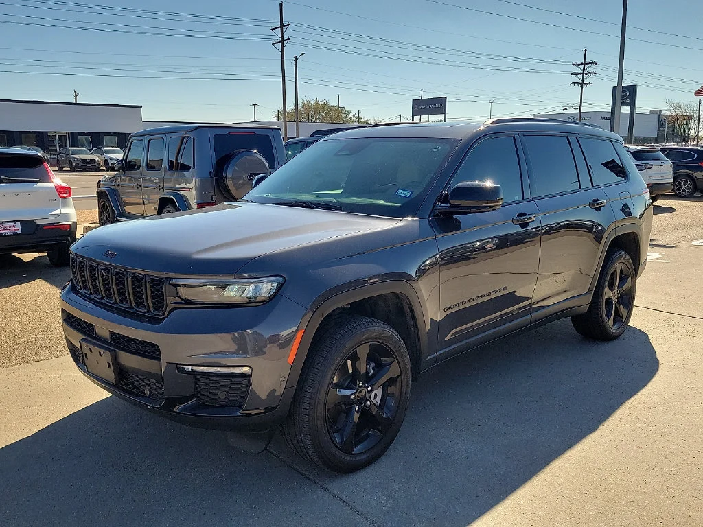 Used 2025  Jeep Limited image 6