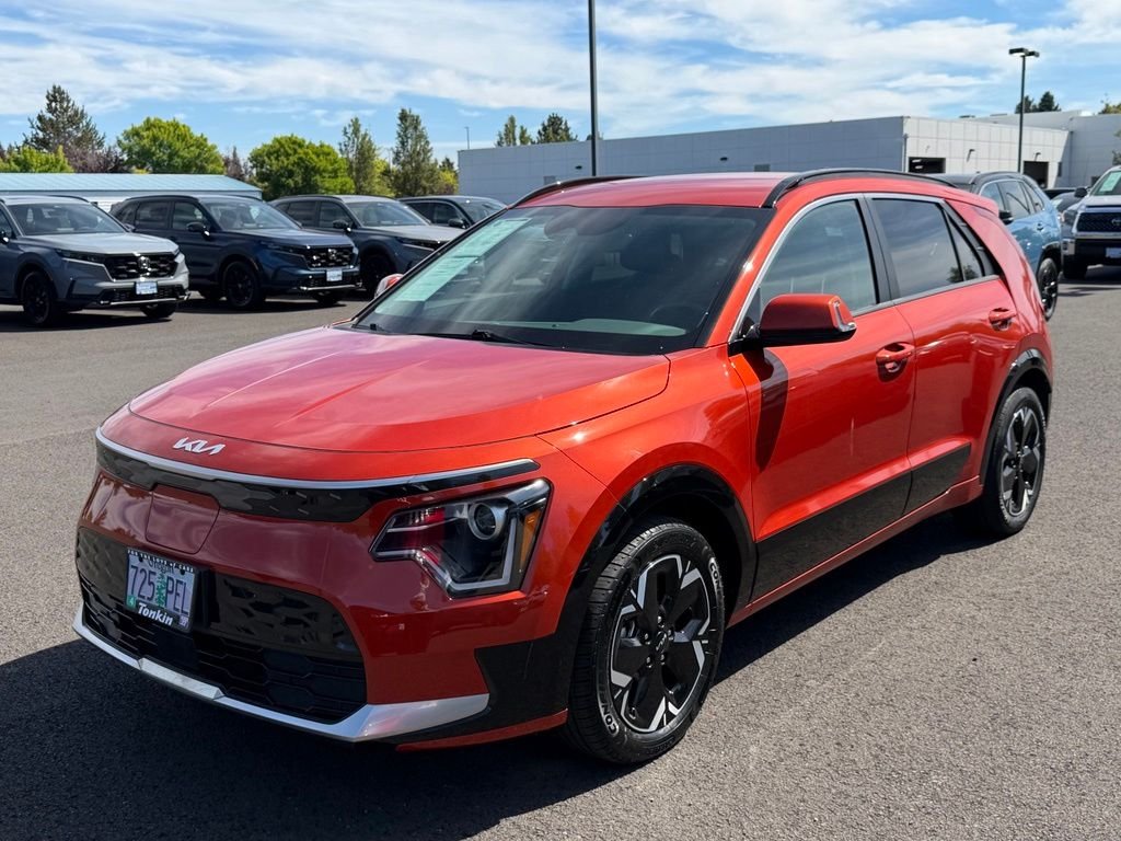 Used 2023 Fire Orange Kia Wind image 4
