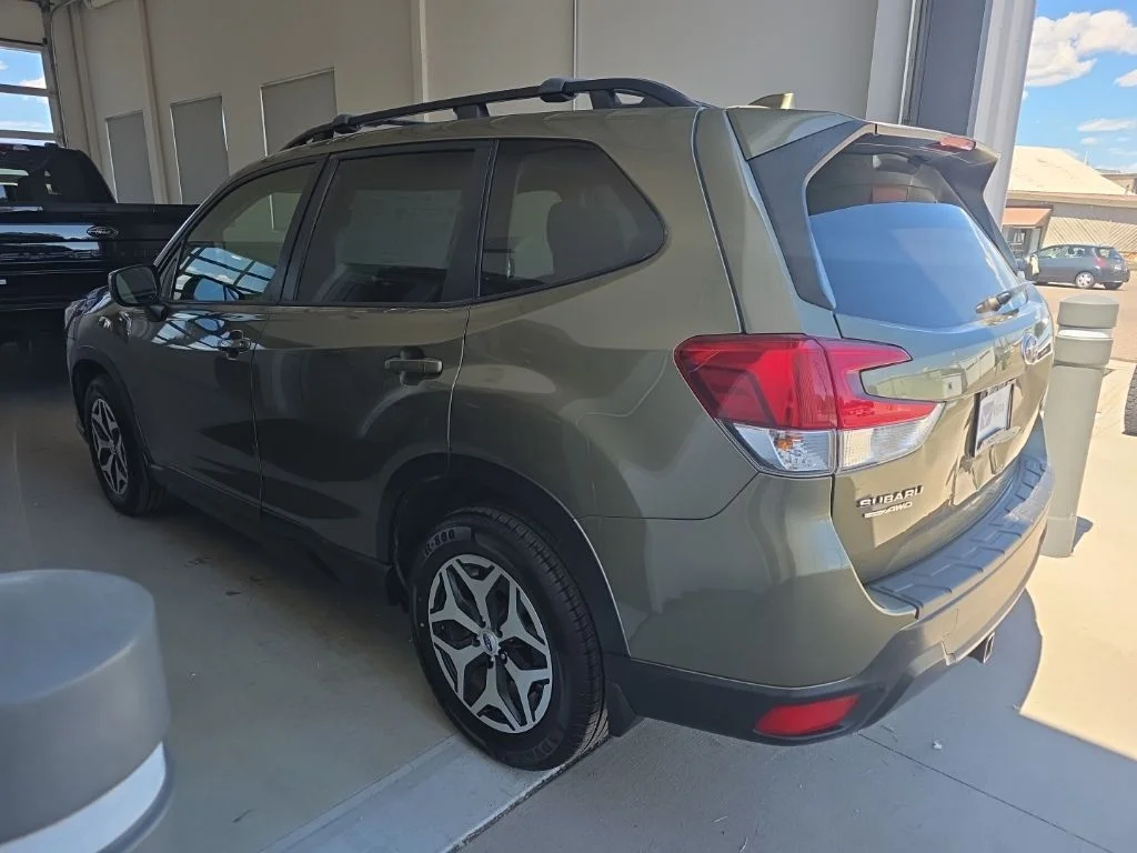 Used 2022 Green Metallic Subaru Premium image 4