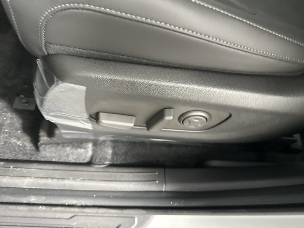 New 2027 Ceramic Silver Kia LXS image 4