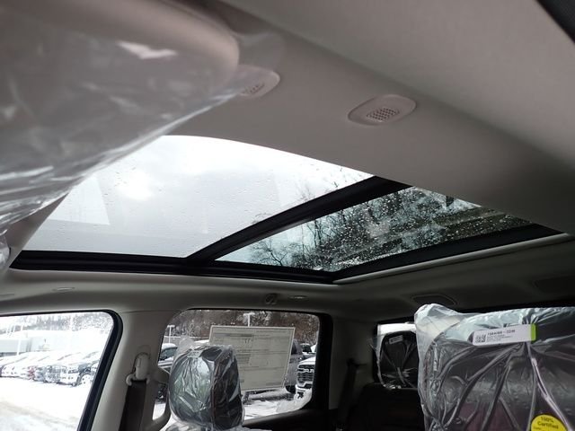 New 2026 Diamond Black Crystal Pearlcoat RAM Limited image 18