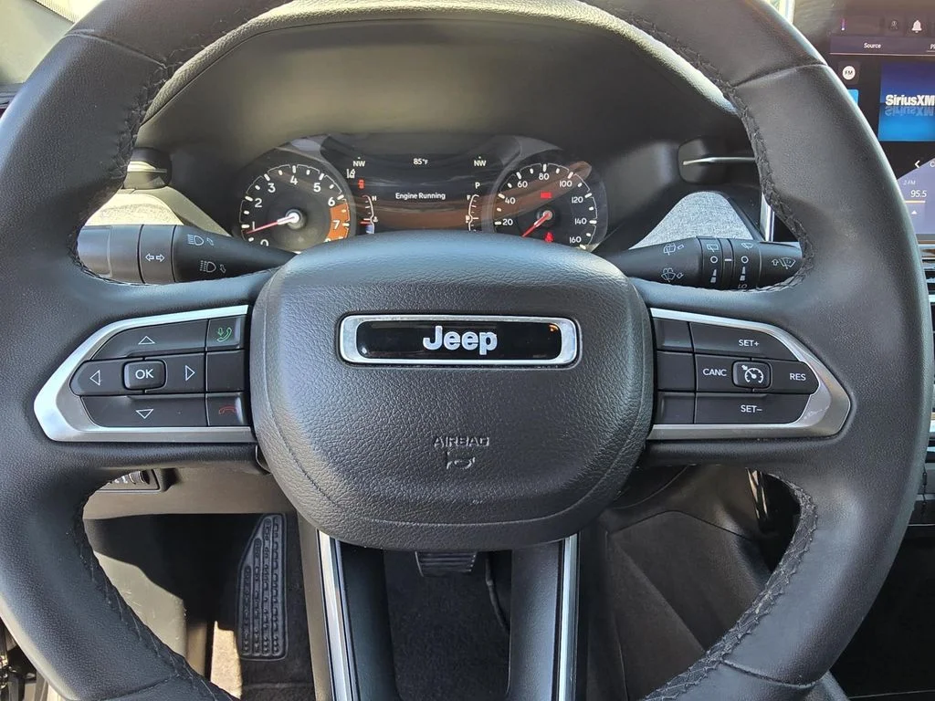 Used 2024 Diamond Black Crystal Pearlcoat Jeep Latitude image 12