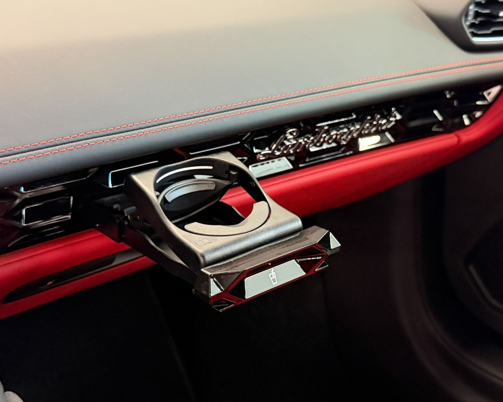 Used 2022  Lamborghini Base image 32