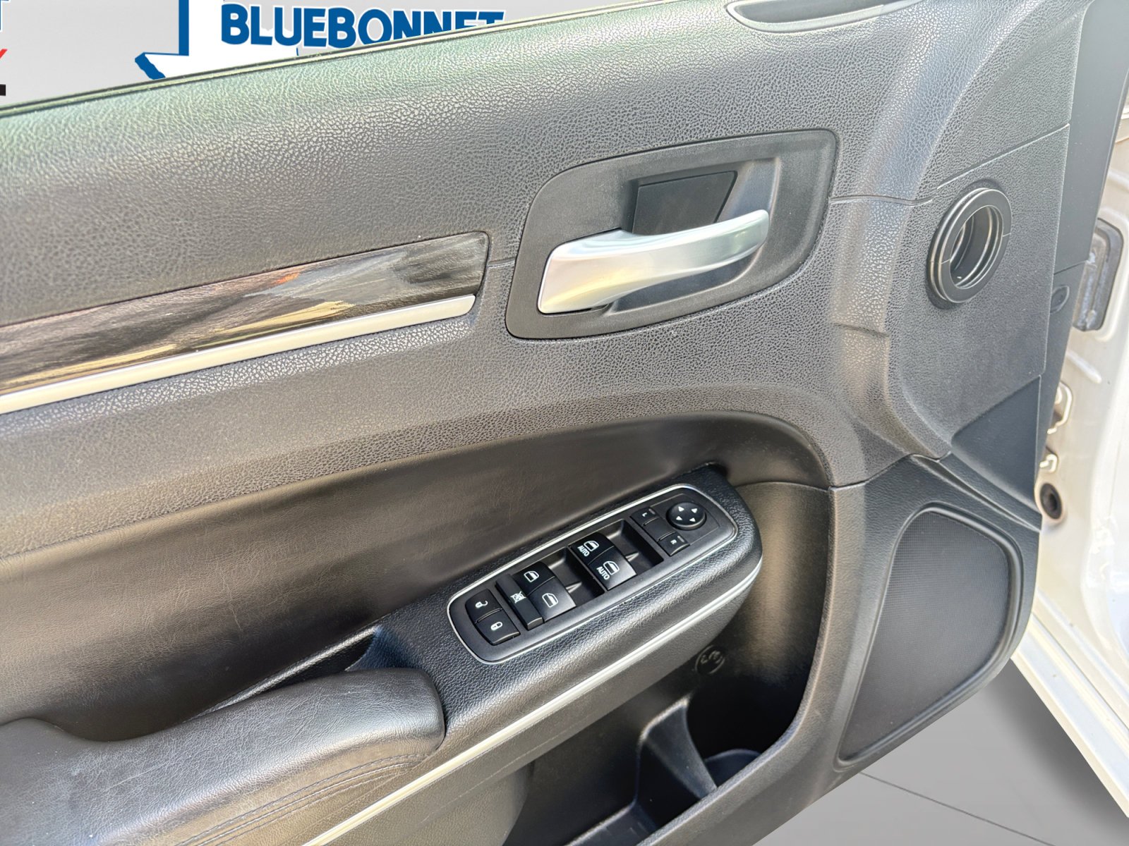 Used 2018 Bright White Clearcoat Chrysler Touring L image 10