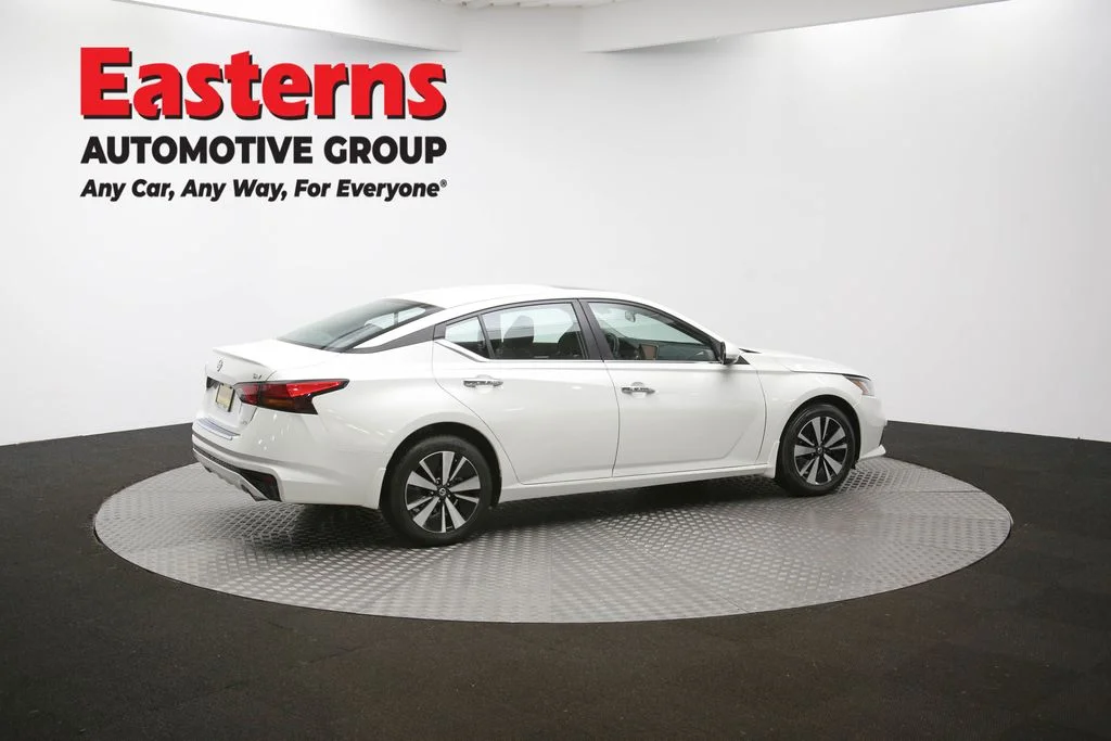 Used 2022 White Nissan 2.5 SV image 42