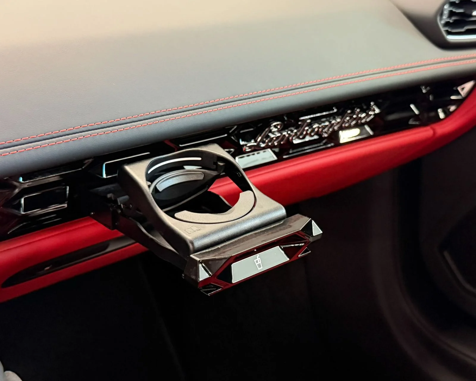 Used 2022  Lamborghini Base image 32