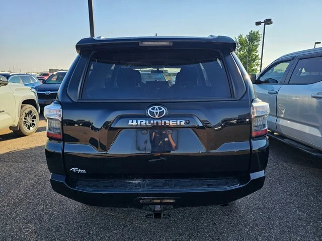 Used 2016 Midnight Black Metallic Toyota SR5 image 9