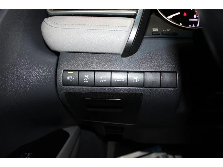 Used 2018 Silver Toyota XLE Sedan 4D image 25