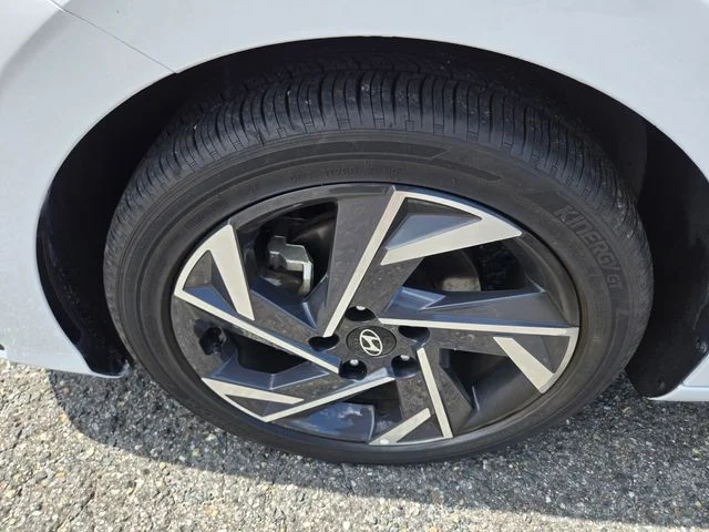 Used 2025 White Hyundai SEL Convenience image 23