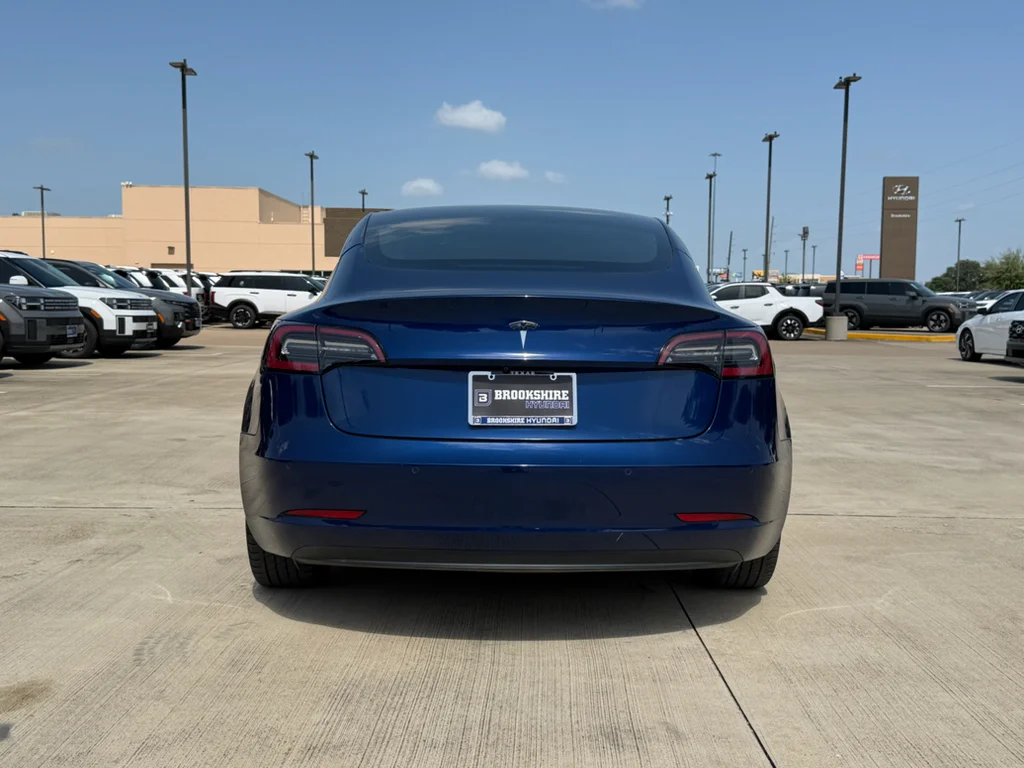 Used 2020  Tesla Standard Range image 5