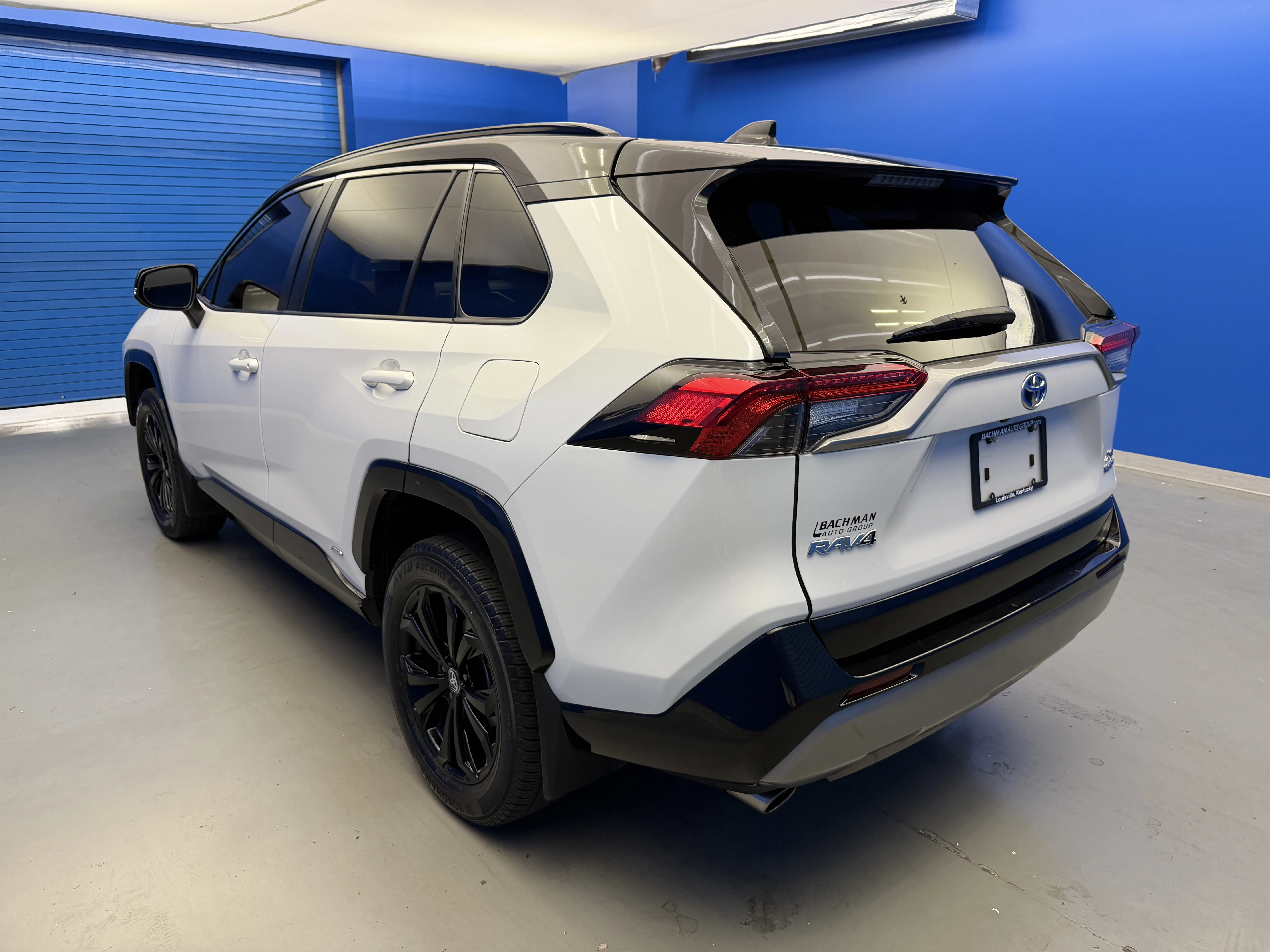 Used 2022 Blizzard Pearl/Midnight Black Metallic Toyota Hybrid XSE image 5