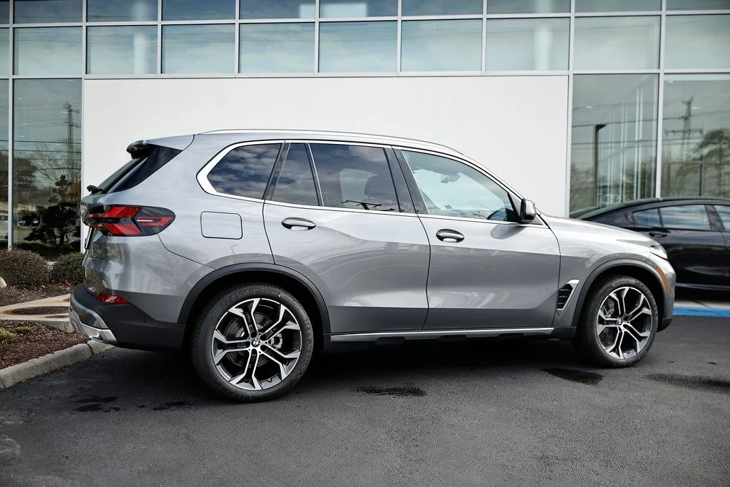 New 2026 Skyscraper Grey Metallic BMW xDrive40i image 7