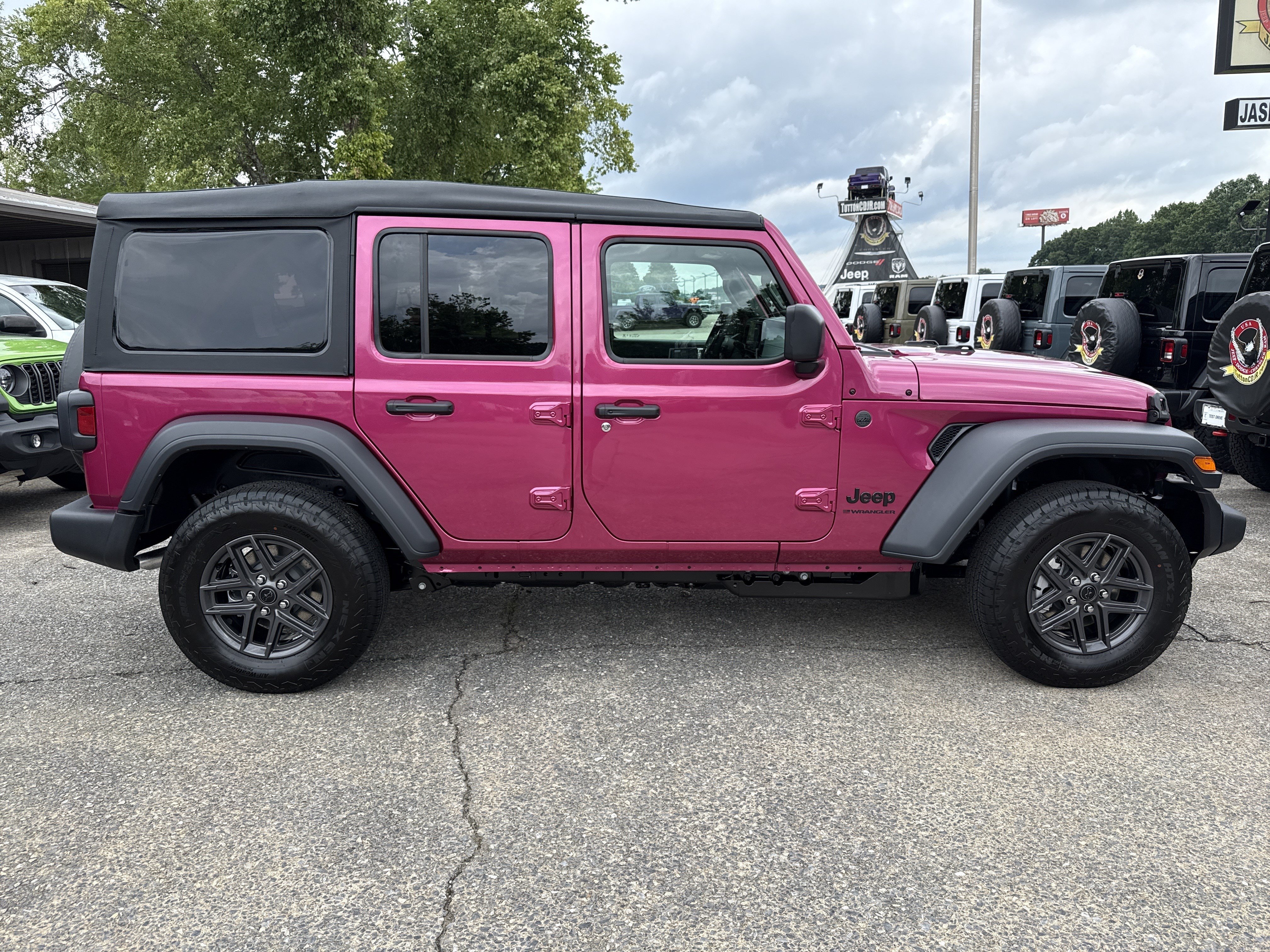 New 2026 Tuscadero Pearlcoat Jeep Sport S image 8