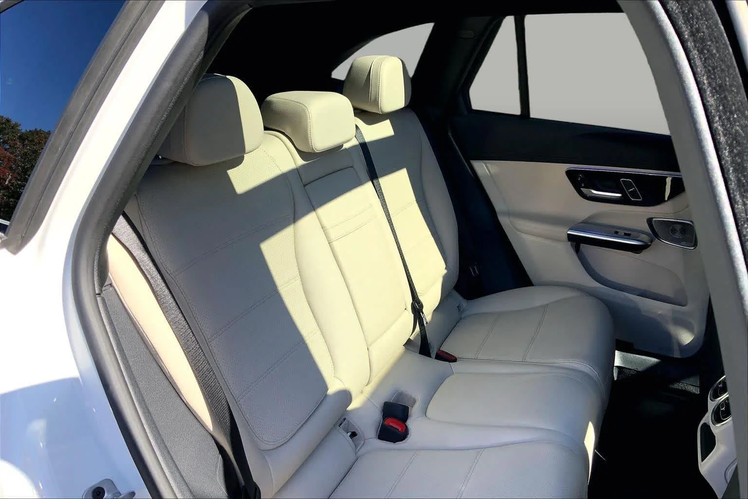 Used 2024 Polar White Mercedes-Benz GLC 300 image 20