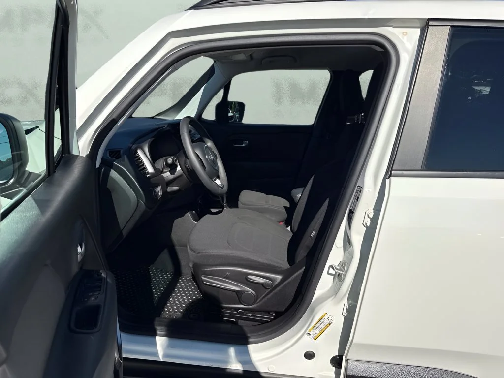 Used 2022 White Jeep Latitude image 9