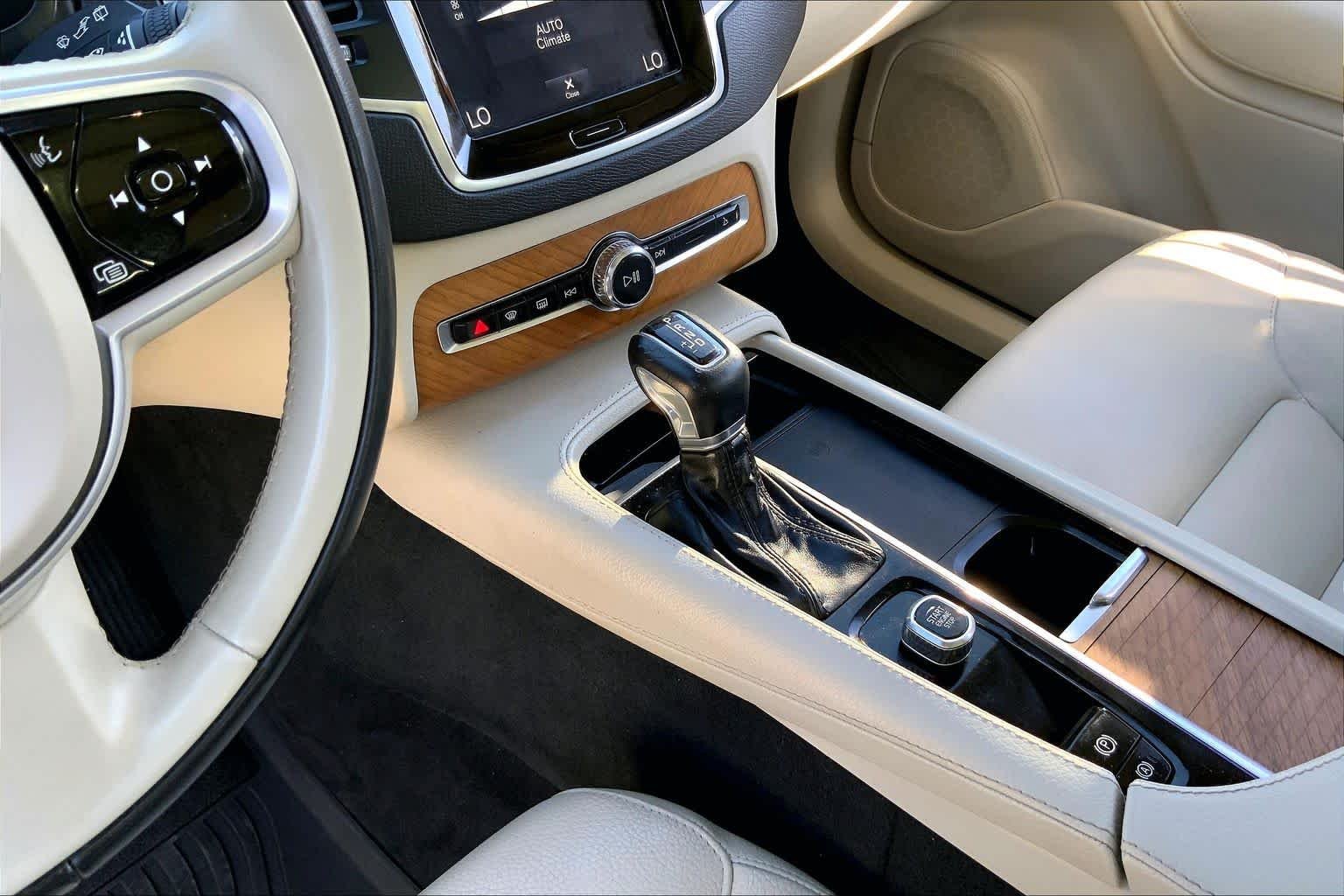Used 2022 Crystal White Metallic Volvo Momentum image 14