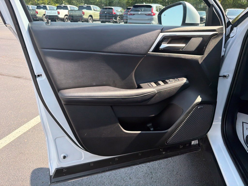 Used 2025  Mitsubishi SE image 17