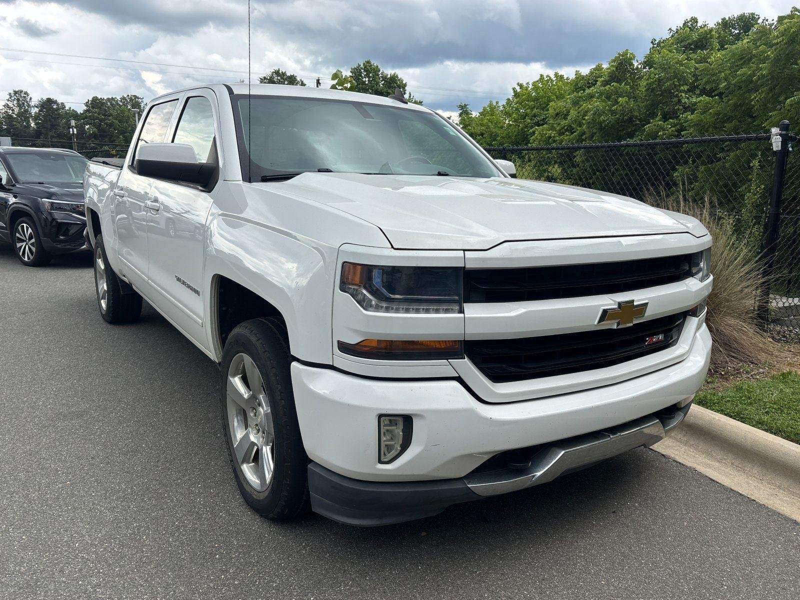 Used 2017 Summit White Chevrolet LT image 4