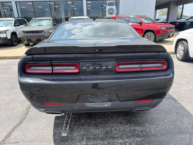 Used 2016 Black Dodge SXT image 5