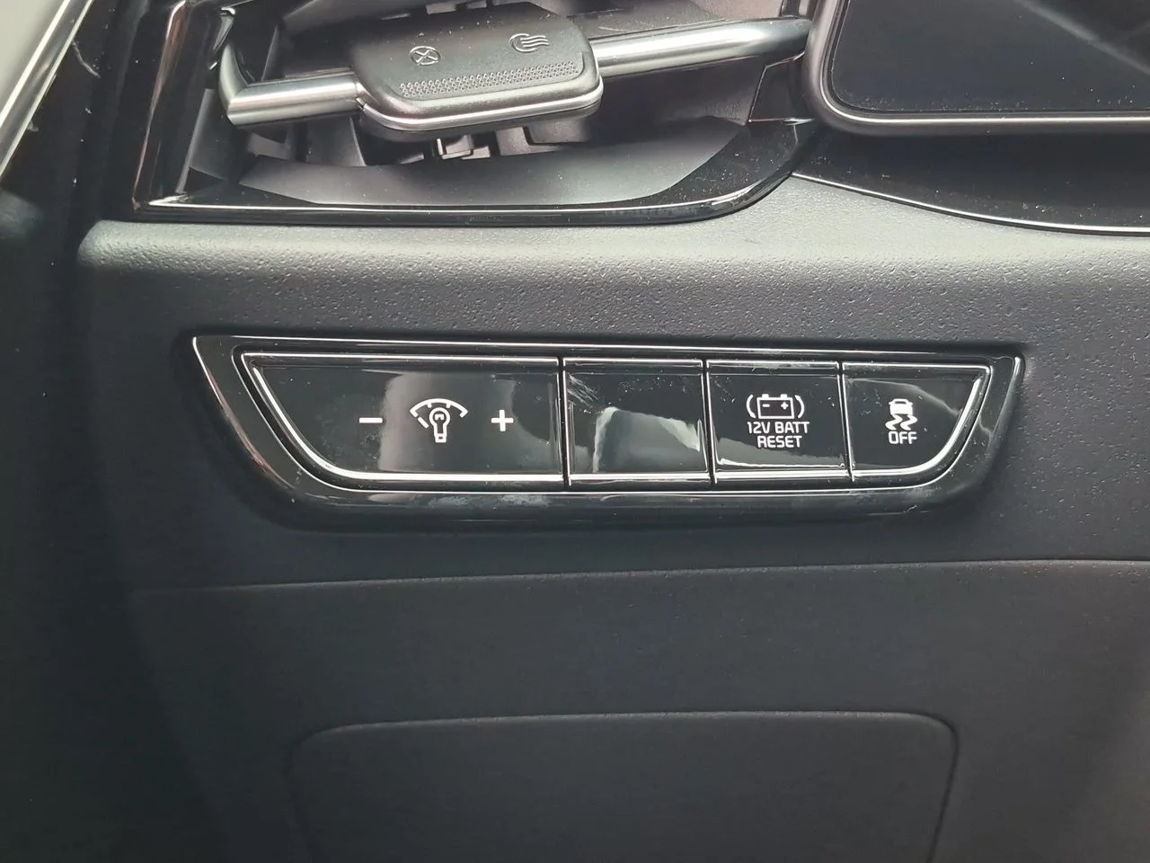 New 2026 Snow White Pearl Kia EX image 18