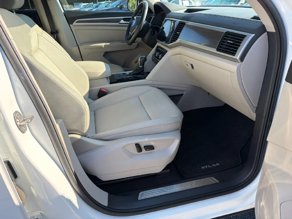 Used 2019 White Volkswagen SEL image 13