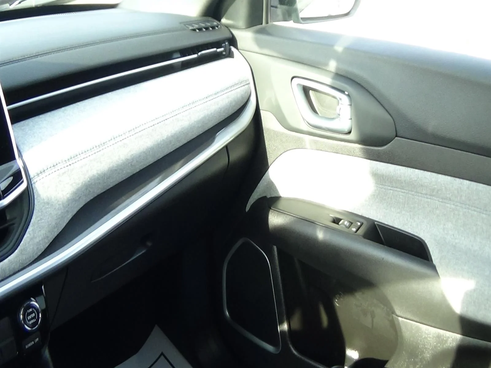 Certified Used 2025 Silver Zynith Clear Coat (pse) Jeep Latitude image 26