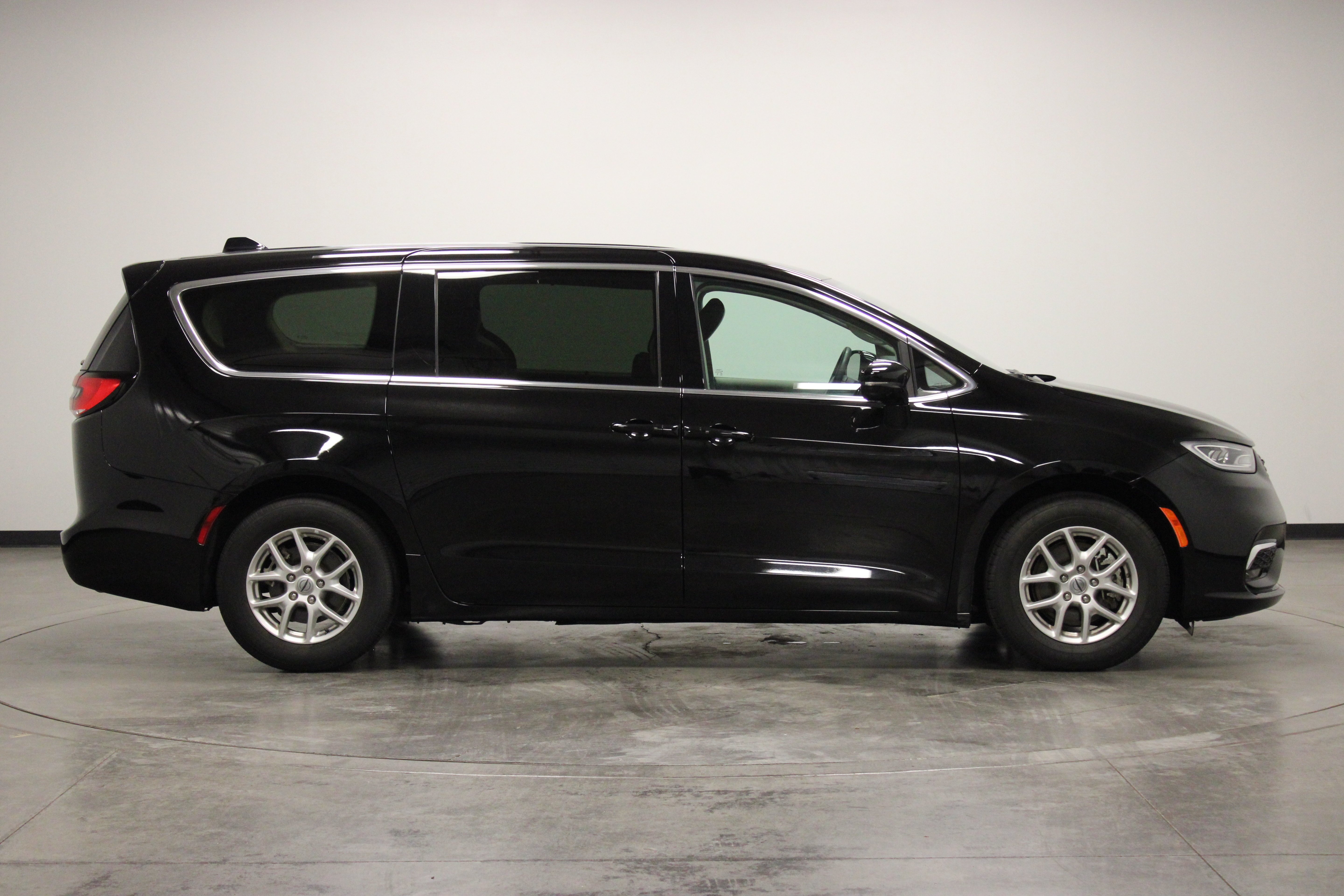 Used 2024 Diamond Black Crystal Pearlcoat Chrysler Touring L image 9