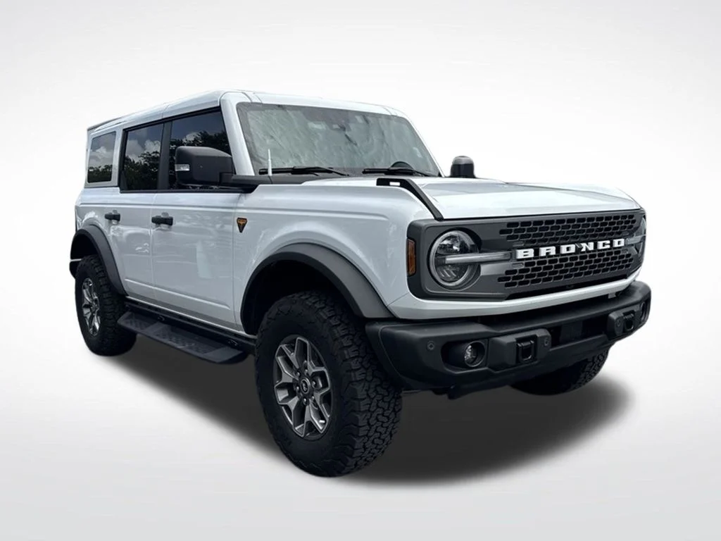 Used 2025 Oxford White Ford Badlands image 2