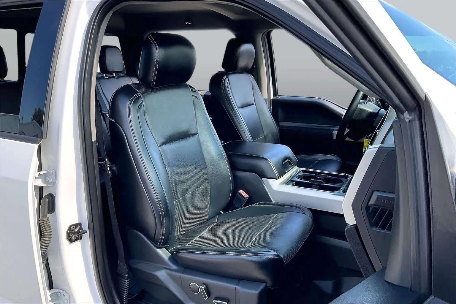 Used 2018 White Platinum Metallic Tri-Coat Ford LARIAT image 9
