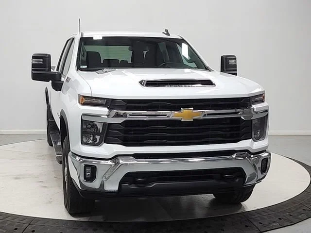 Used 2025 Summit White Chevrolet LT image 2