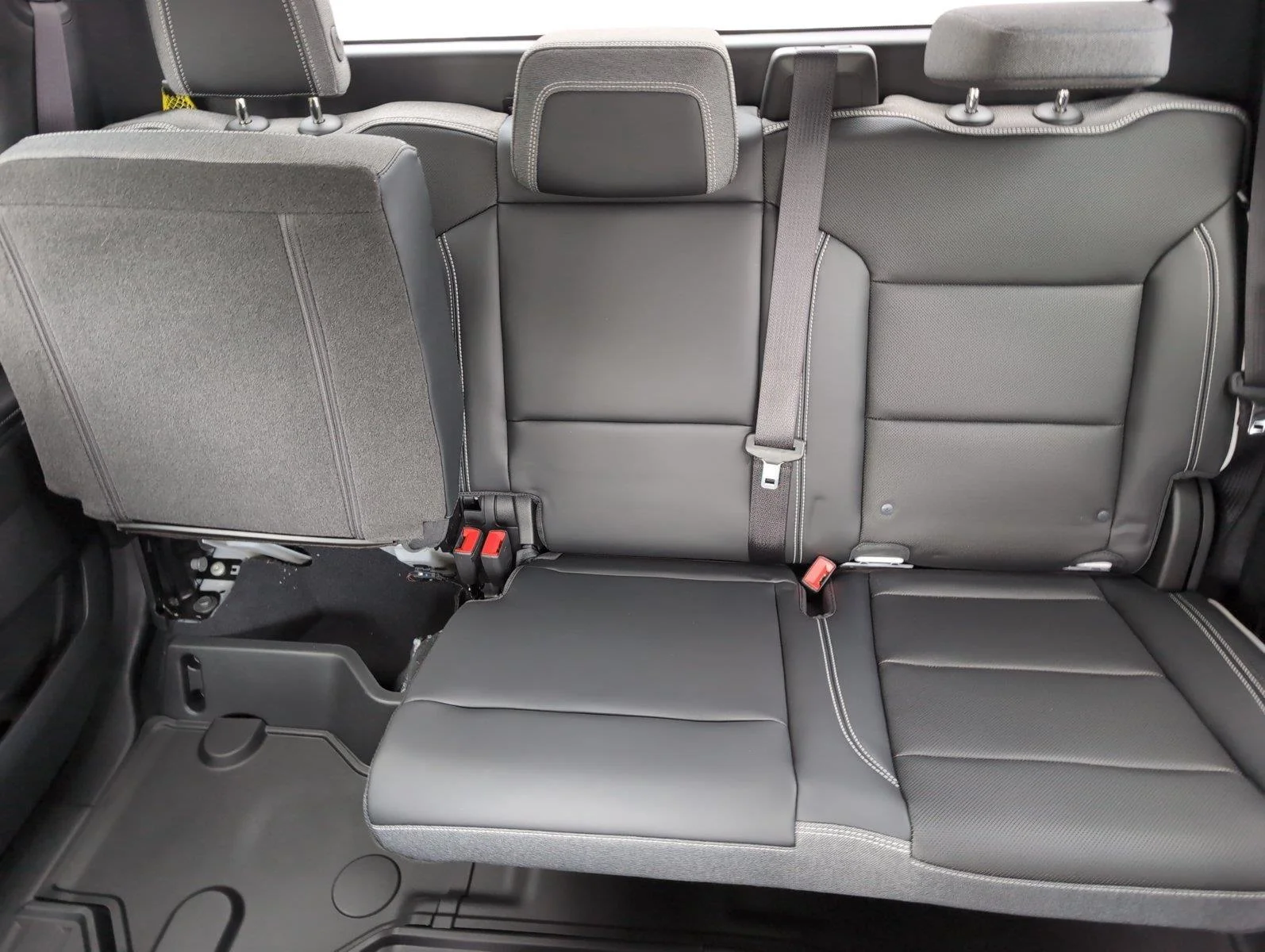 New 2026 Summit White GMC Elevation Standard Range image 19