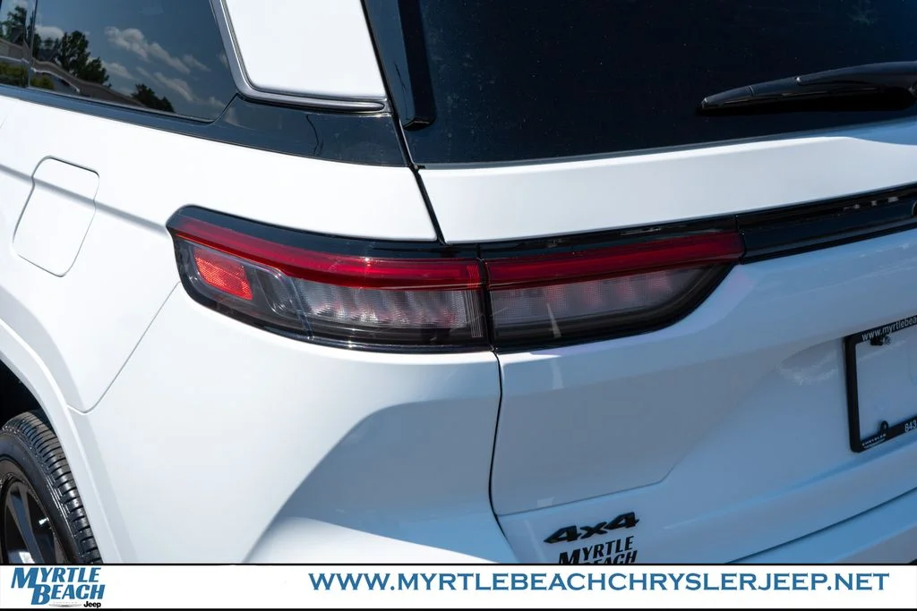 New 2026 Bright White Clear-Coat Exterior Paint Jeep Limited Reserve image 11