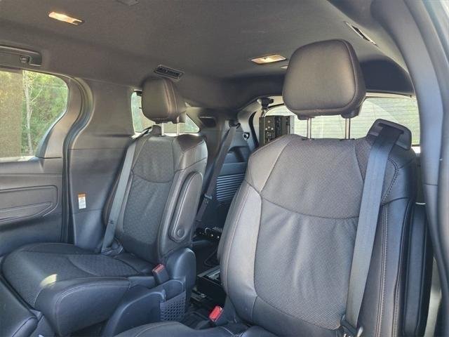2025 Toyota Sienna Platinum - Photo 21