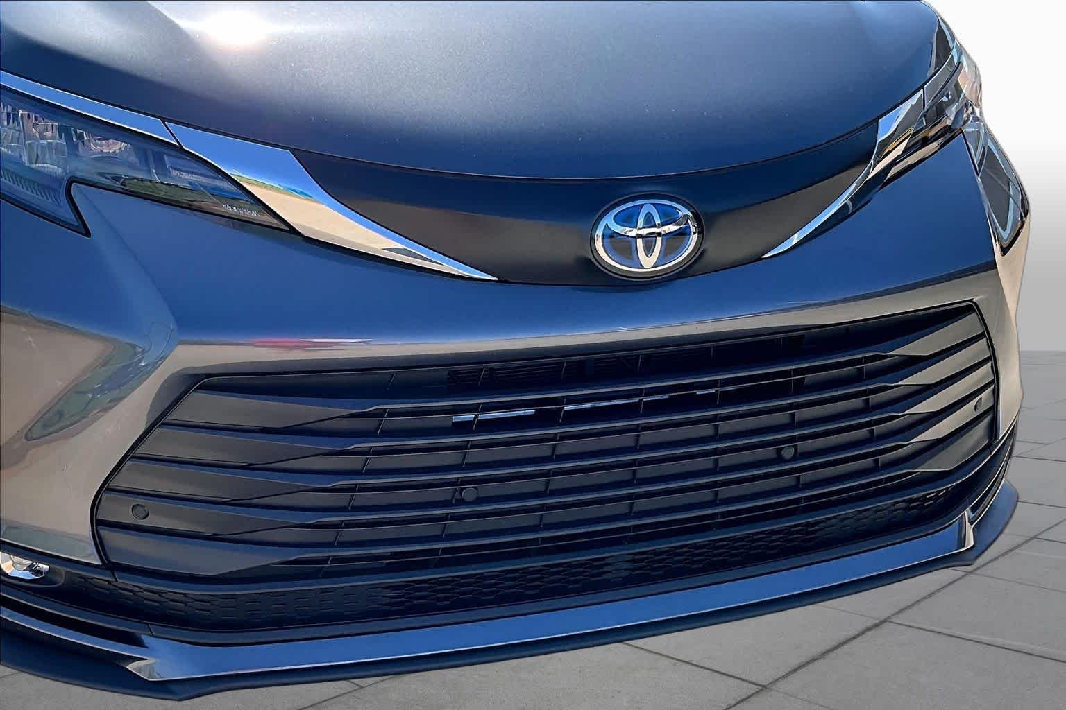 Used 2025 MAGNETIC GRAY METALLIC Toyota XLE Autono-MaaS image 30