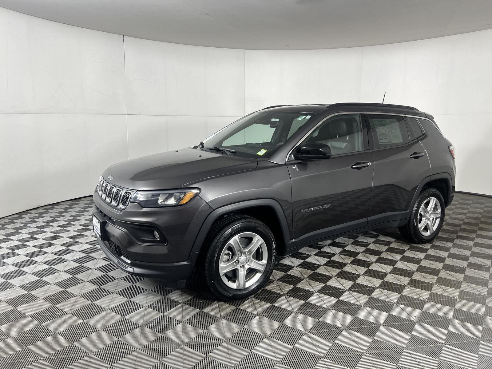 Certified Used 2023 Granite Crystal Metallic Clearcoat Jeep Latitude image 5
