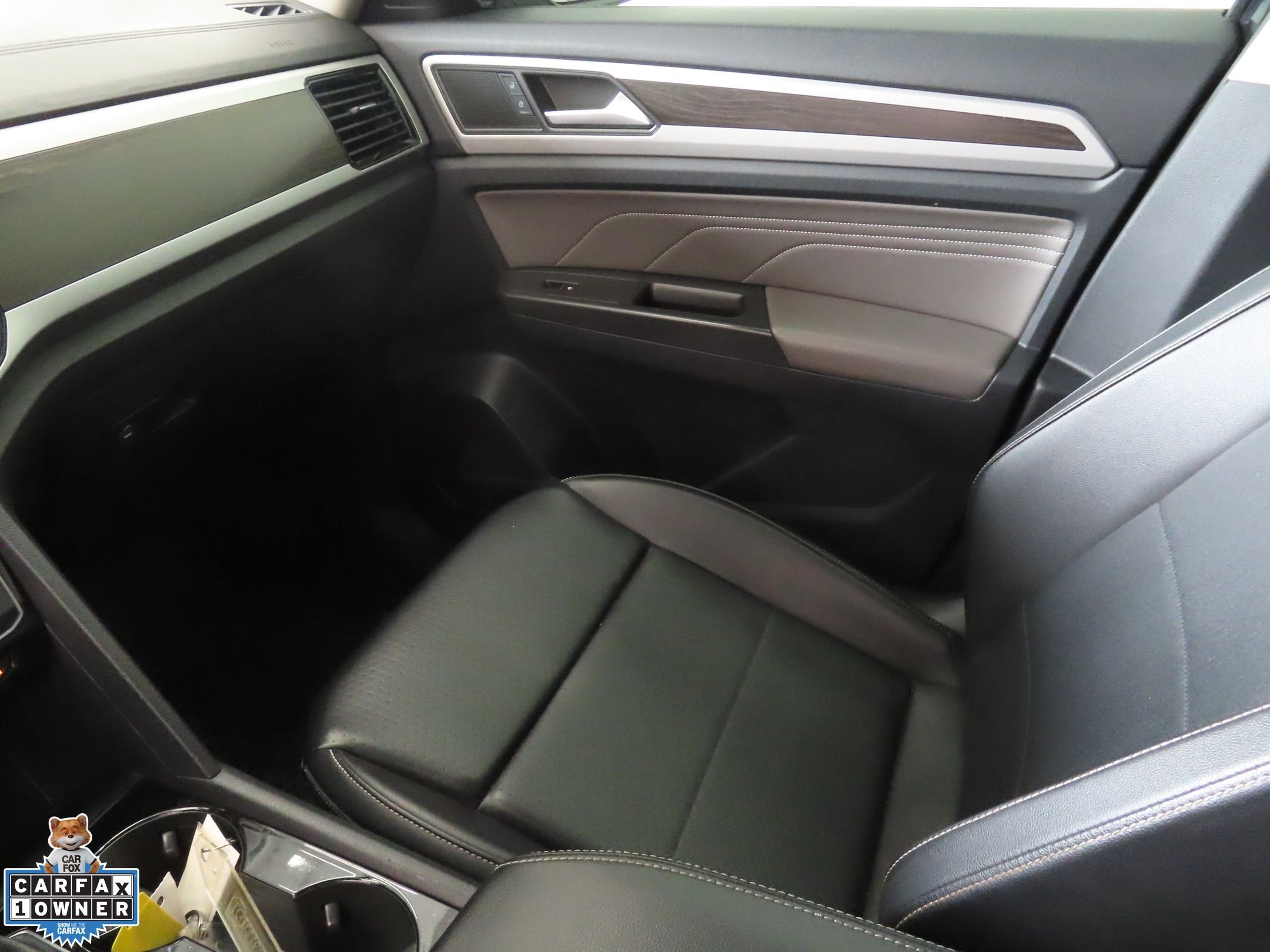 Used 2022 Black Volkswagen 2.0T SE w/Technology image 20