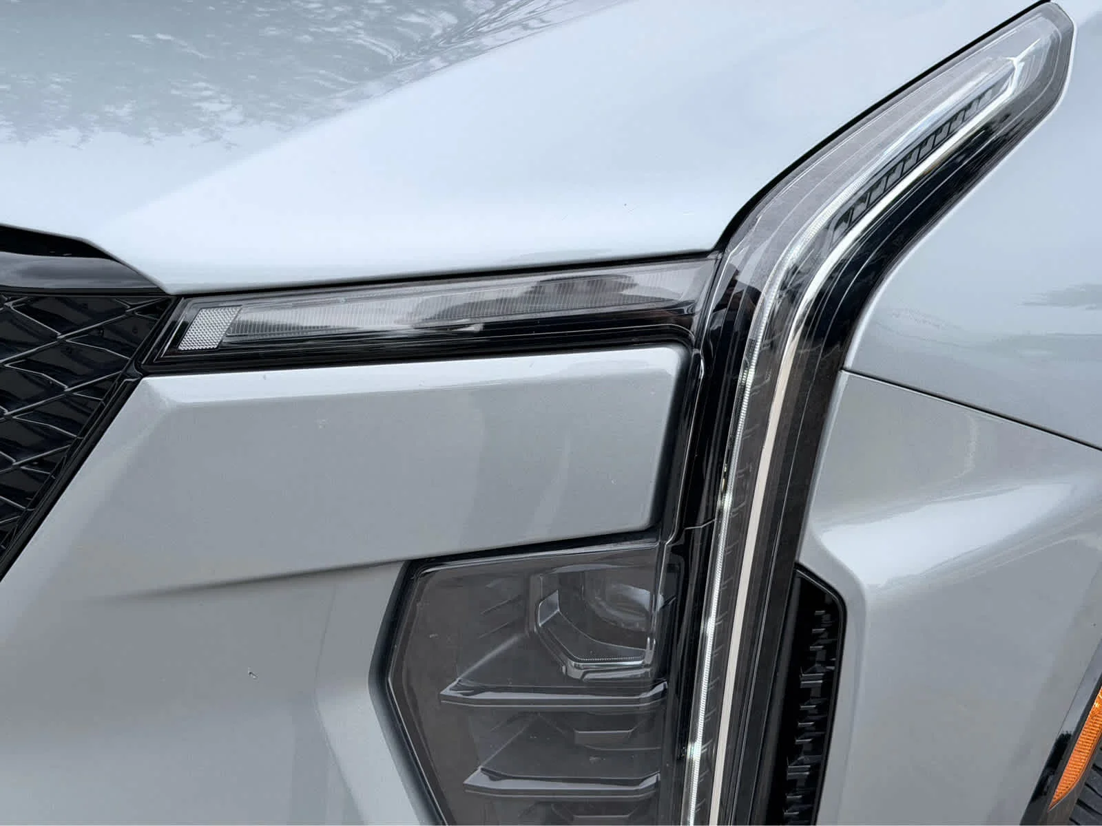 Used 2024 Argent Silver Metallic Cadillac Sport image 9