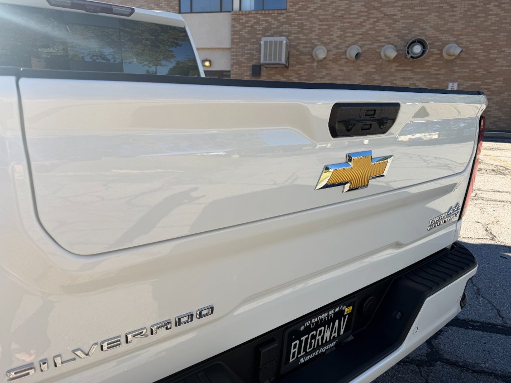 Used 2026 Summit White Chevrolet High Country image 13