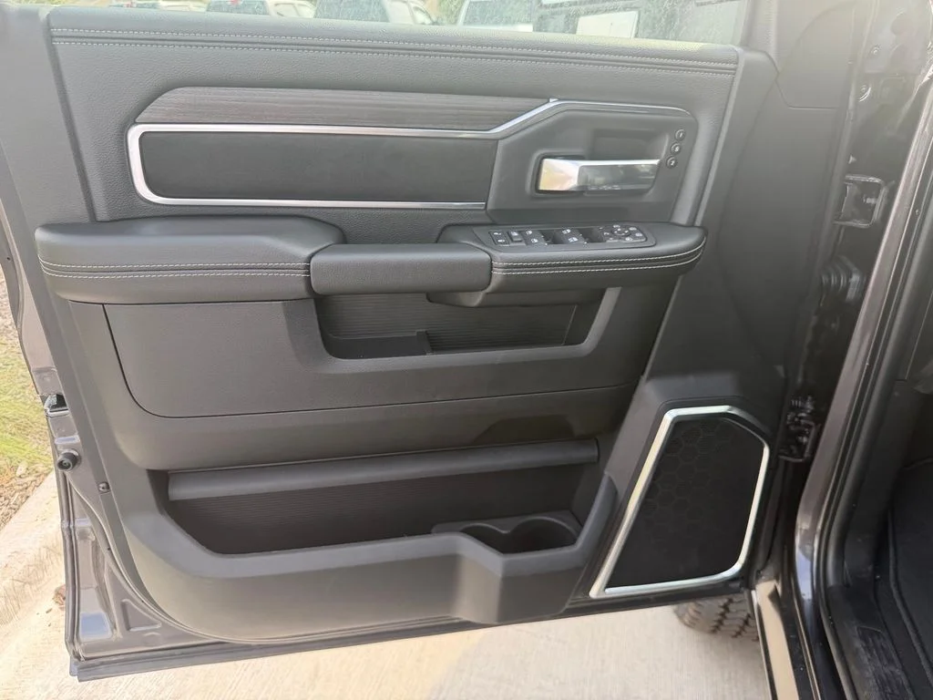 New 2026 Granite Crystal Metallic Clear-Coat Exterior Paint RAM Laramie image 13